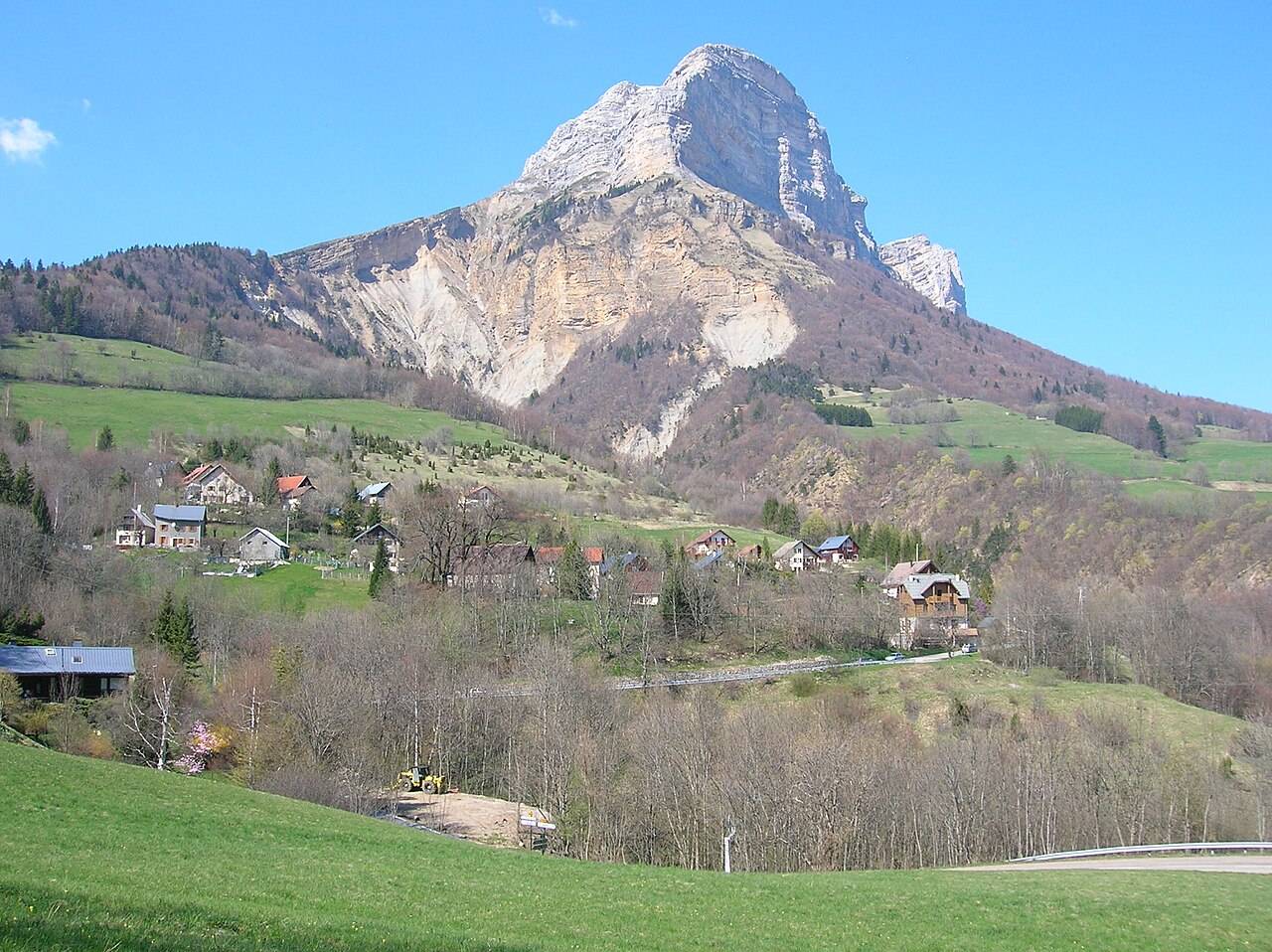 La Dent de Crolles, falaise calcaire au-dessus des prairies et des maisons de Saint-Pancrasse