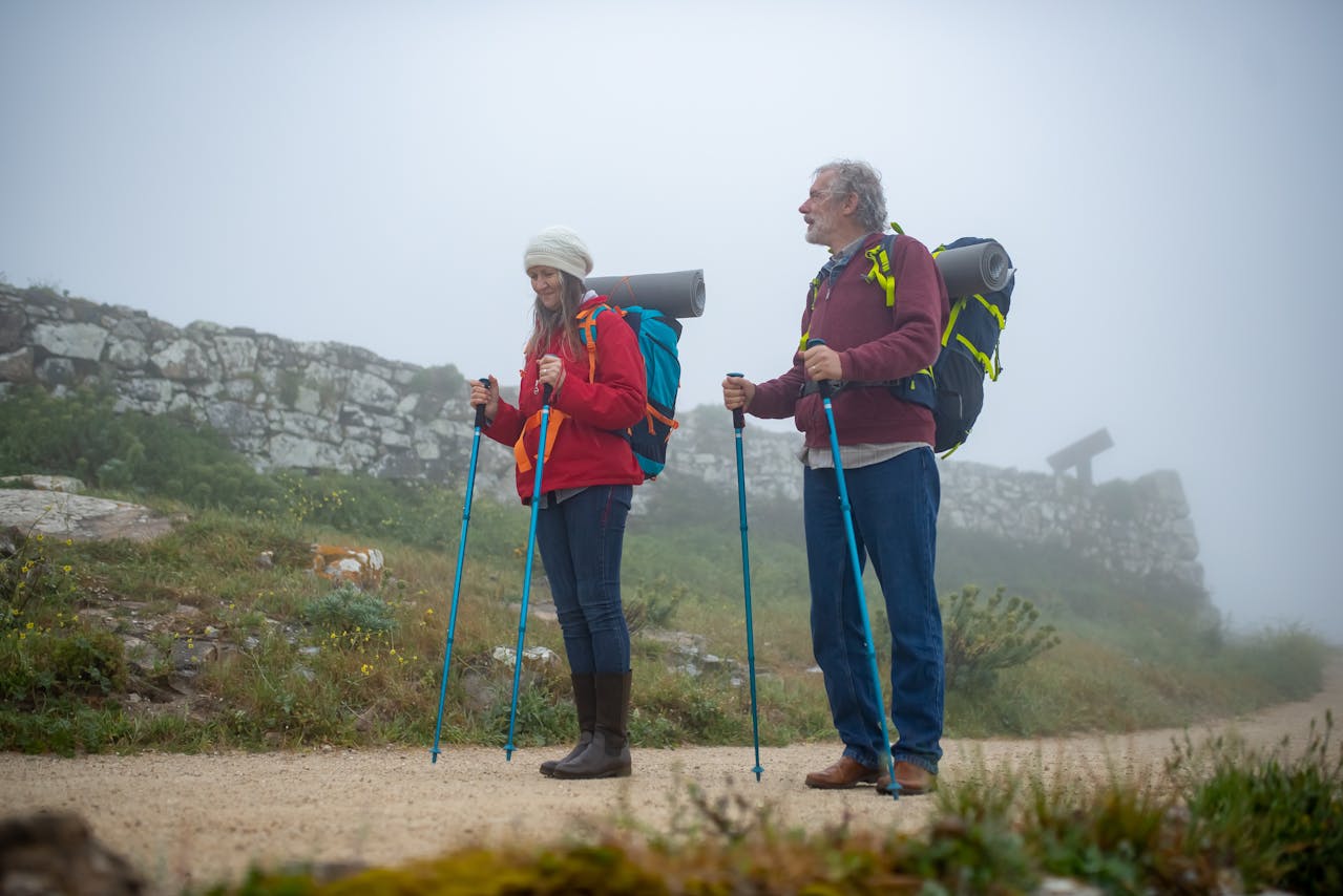 Couple de randonneurs avec bâtons dans la montagne