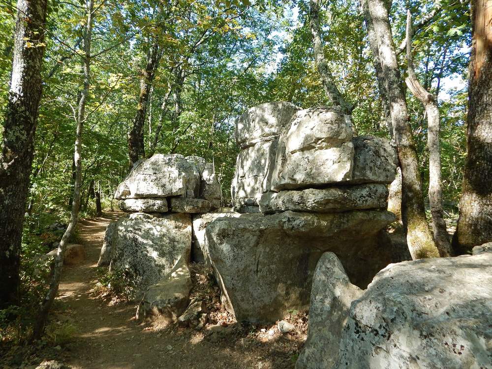Rochers calcaires au bord du sentier dans le bois de Païolive