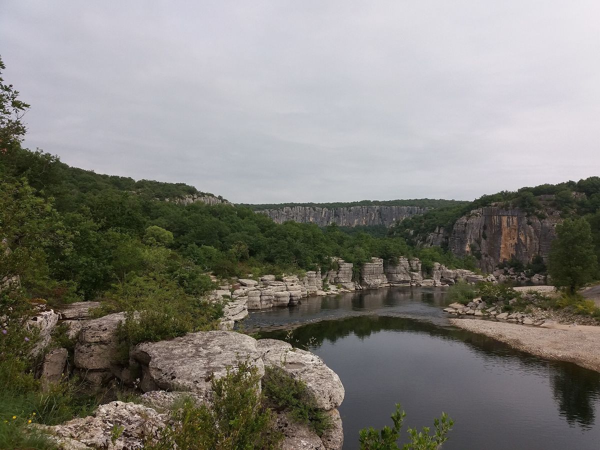 L'Ardèche au pied des falaises du cirque de Gens