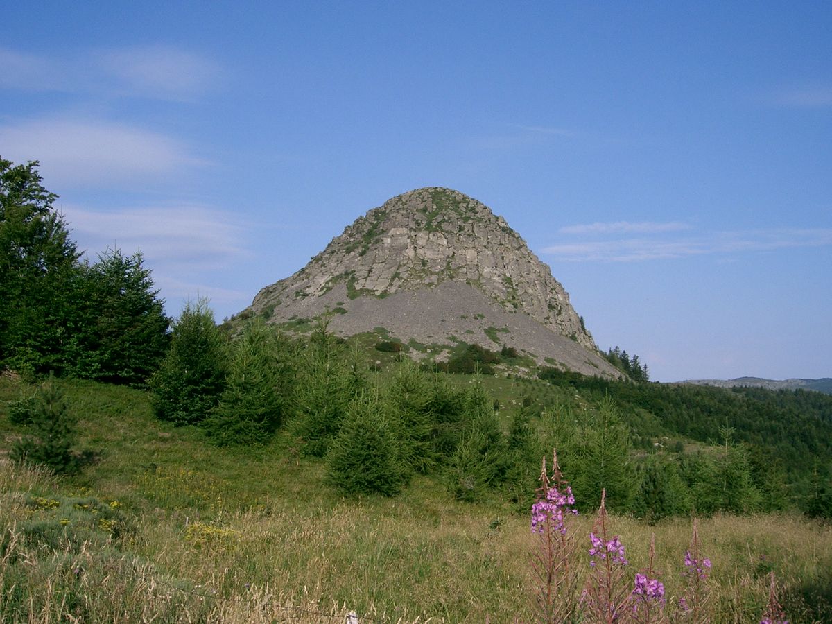 Le cône du mont Gerbier de Jonc au-dessus des prairies