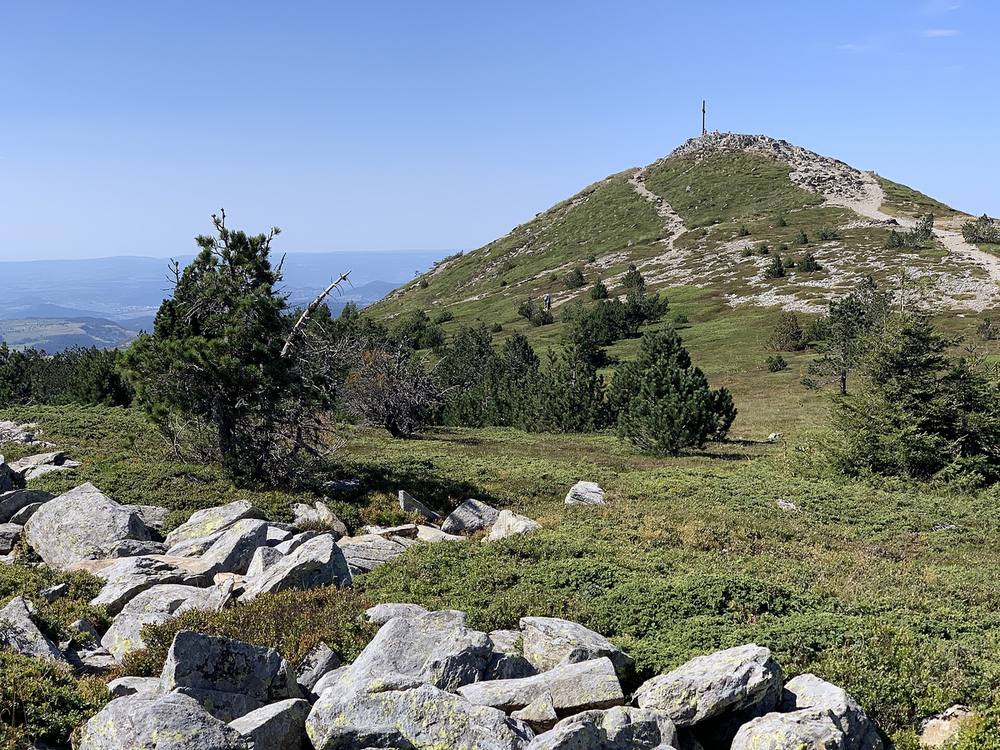 Le sommet nord du mont Mézenc vu depuis le sommet sud