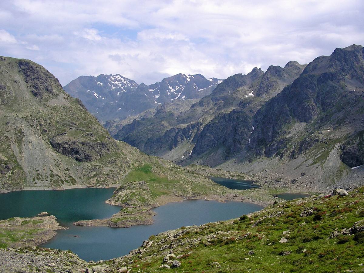 Les lacs Robert vus d'en haut, avec la chaîne de Belledonne derrière