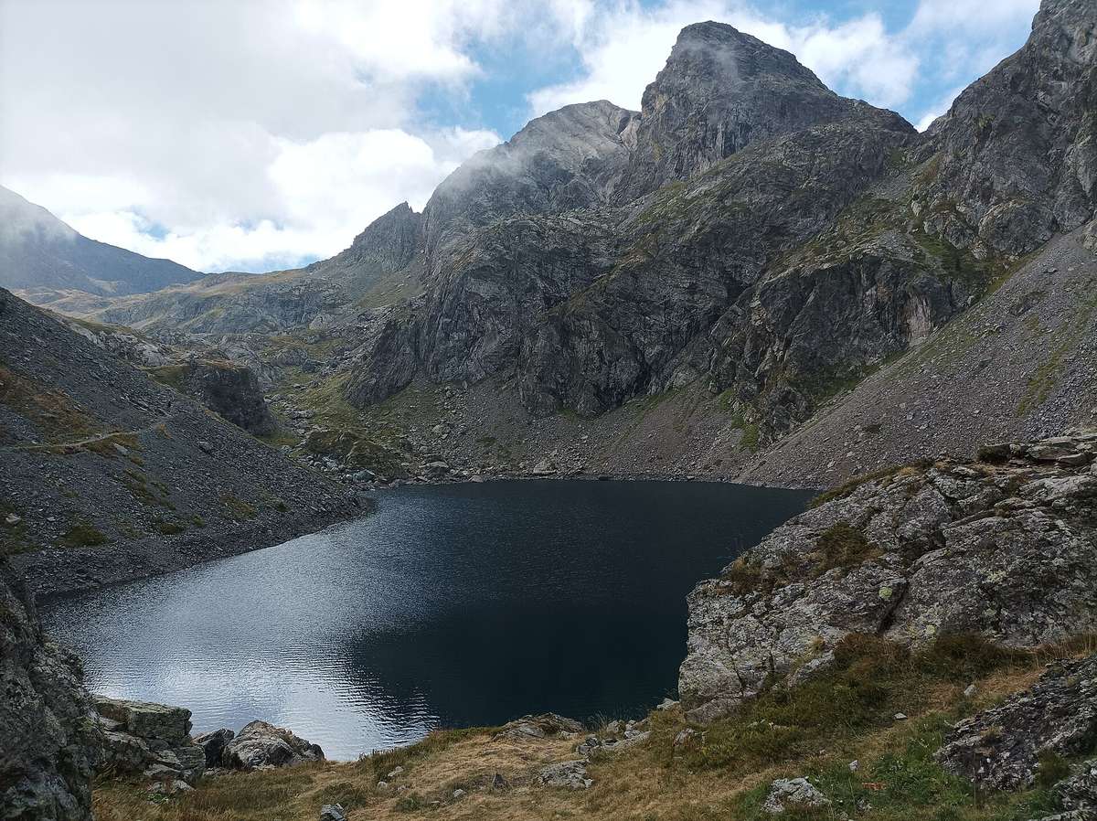 Le lac du Crozet et la Roche Fendue, dans le massif de Belledonne