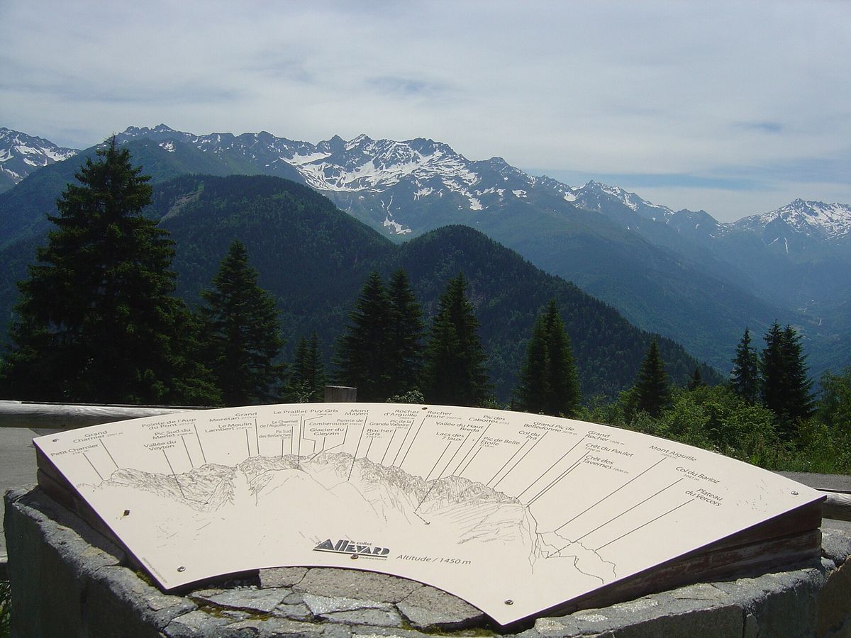 La table d'orientation de la station du Collet d'Allevard face à la chaîne de Belledonne