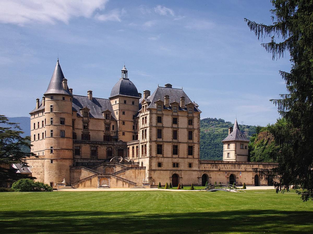 Le château de Vizille et sa pièce d'eau, dans le parc