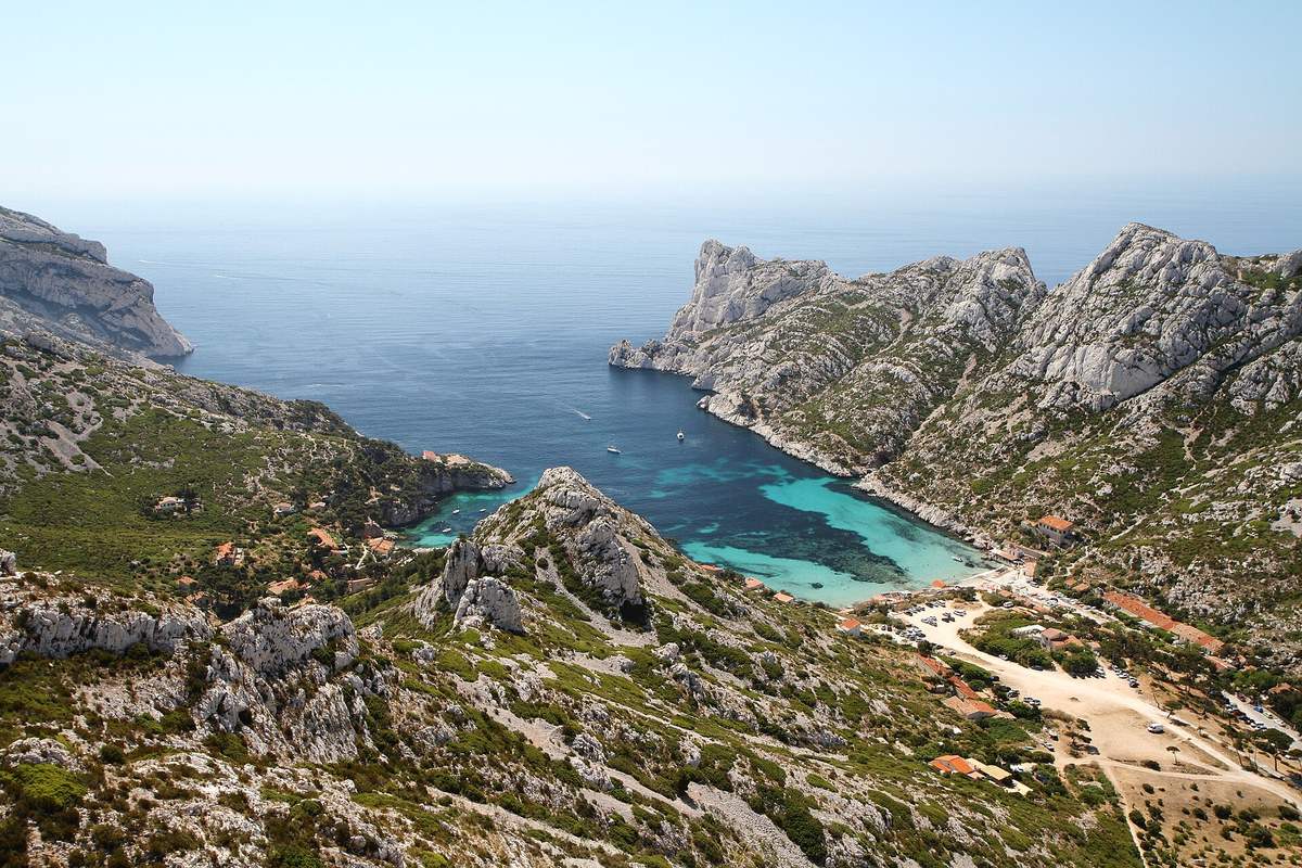 La calanque de Sormiou vue d'en haut avec ses cabanons et sa plage