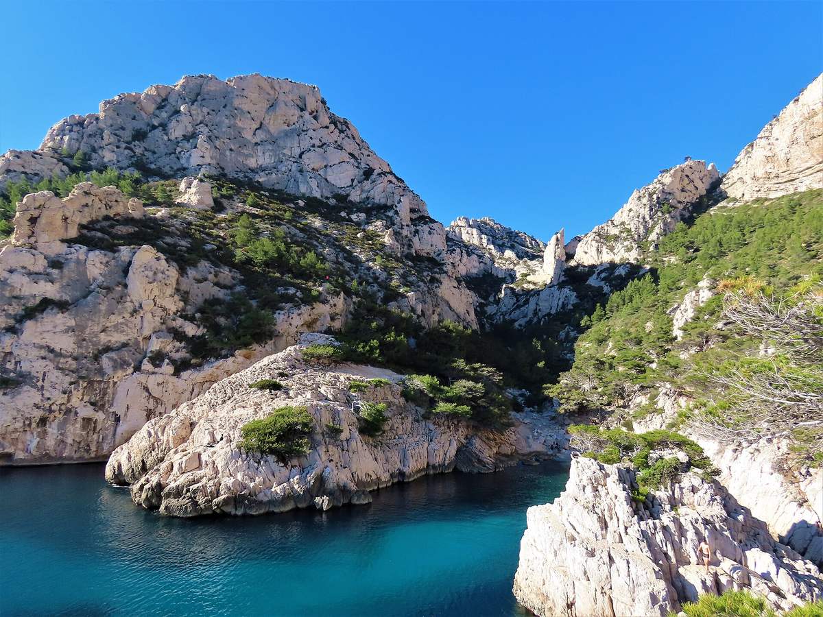 La calanque de Sugiton et son eau bleue entre les falaises
