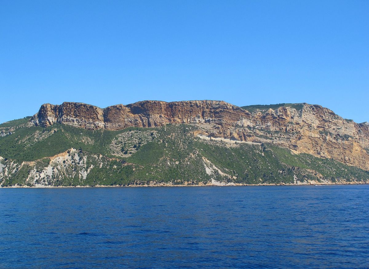 Les falaises ocre du cap Canaille vues depuis la mer