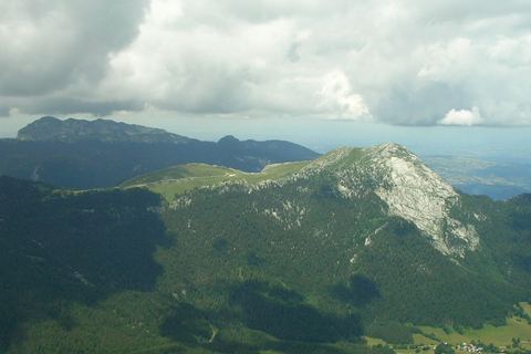 Le Charmant Som et sa crête herbeuse au-dessus de la forêt