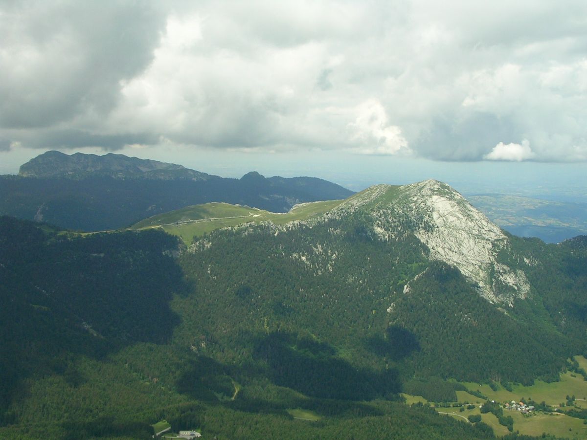 Le Charmant Som et sa crête herbeuse au-dessus de la forêt