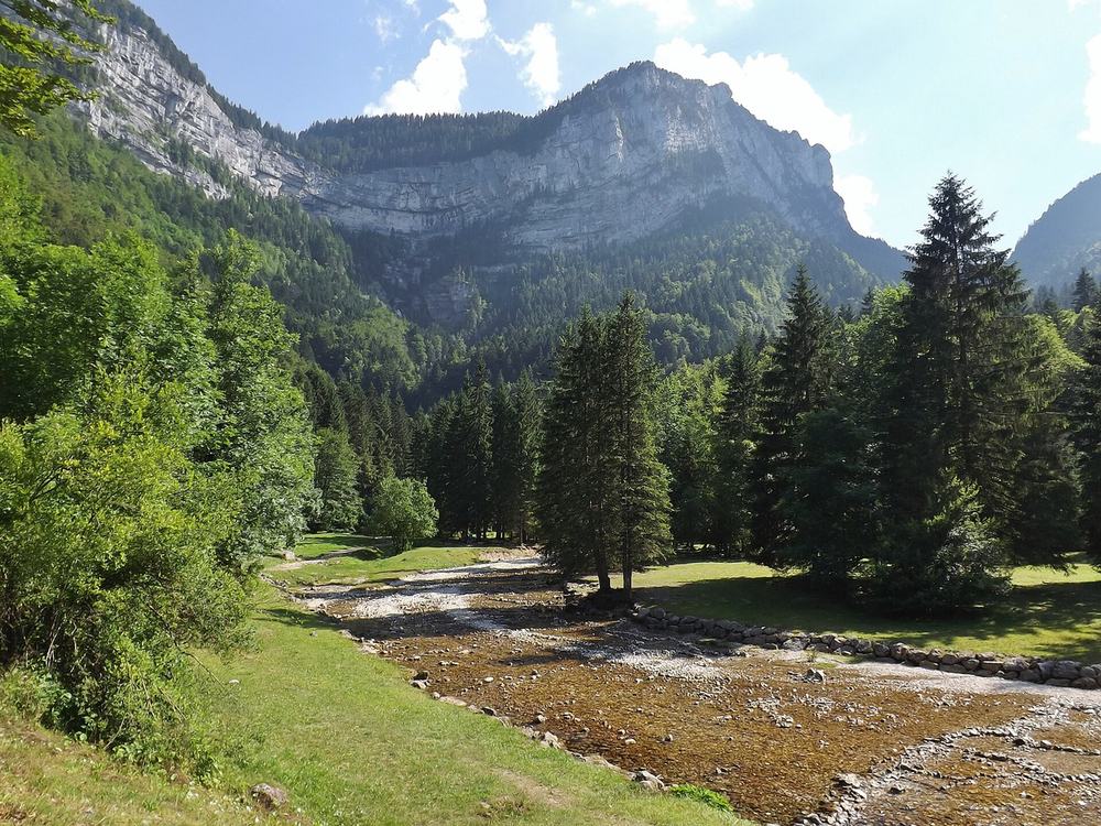 Le cirque de Saint-Même, ses falaises et la prairie du Guiers Vif
