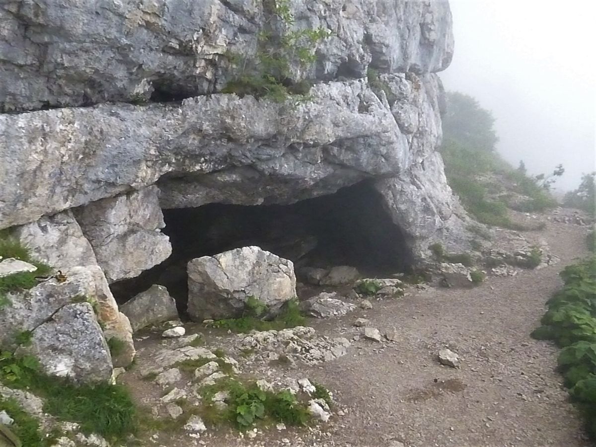 L'entrée du Trou du Glaz, une grotte au bord du sentier de la Dent de Crolles