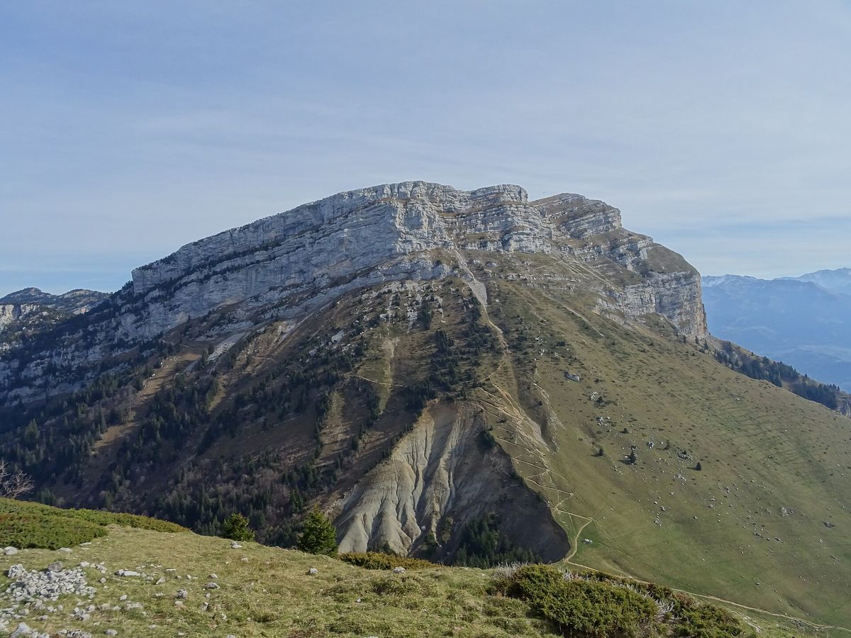La Dent de Crolles vue depuis Pravouta, avec ses falaises et ses pentes herbeuses