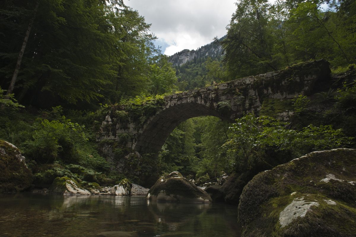 Le pont de la Tannerie, vieux pont de pierre sur le Guiers Mort, dans les gorges
