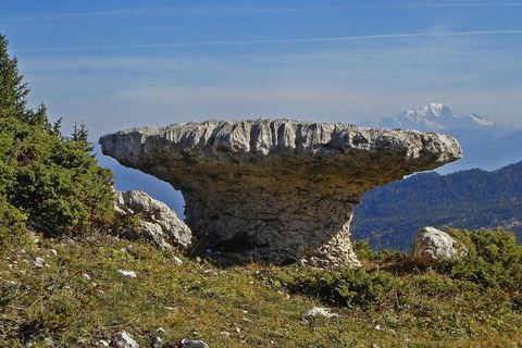 Le Fouda Blanc, rocher en champignon sur le plateau du Pinet, avec le Mont Blanc au loin