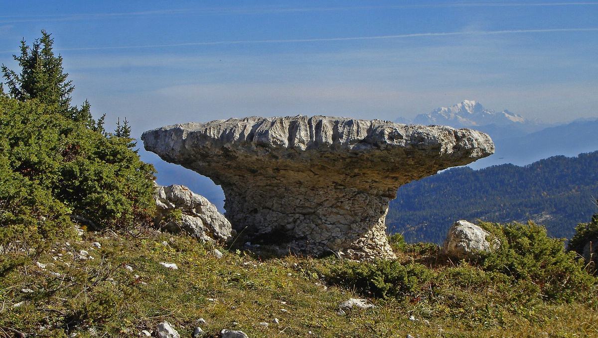 Le Fouda Blanc, rocher en champignon sur le plateau du Pinet, avec le Mont Blanc au loin