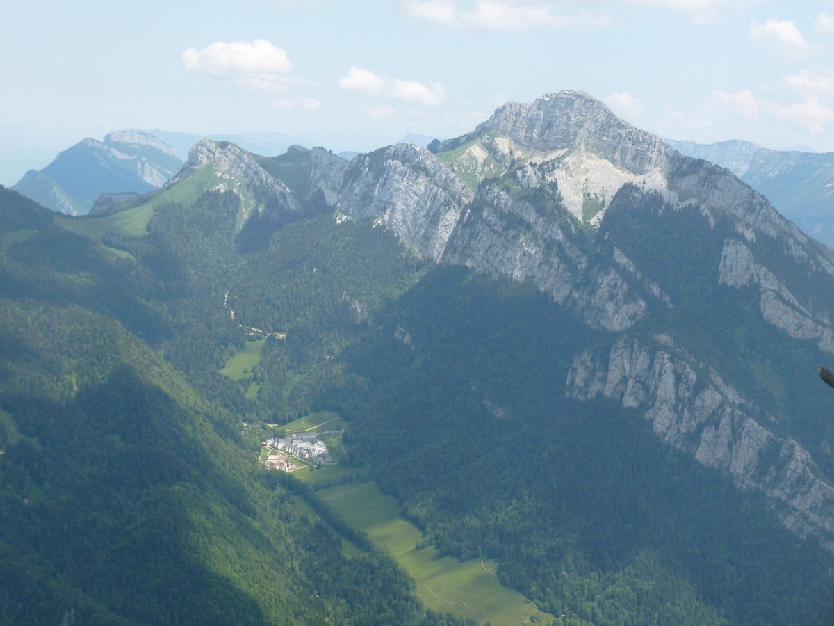 Le Grand Som vu depuis le Charmant Som, avec le monastère de la Grande Chartreuse au fond de la vallée