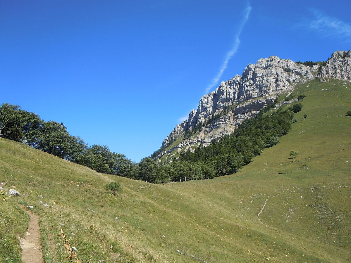 Le col de la Ruchère et ses prairies sous les falaises du Grand Som
