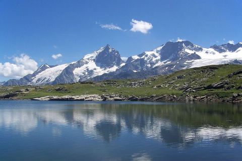 Le massif de la Meije reflété dans le lac Noir, sur le plateau d'Emparis