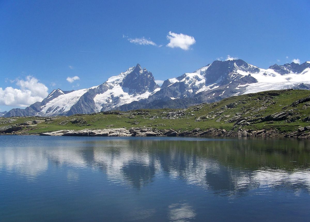 Le massif de la Meije reflété dans le lac Noir, sur le plateau d'Emparis