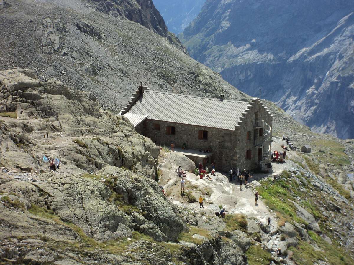Le refuge du Glacier Blanc, en pierre, sur son promontoire rocheux