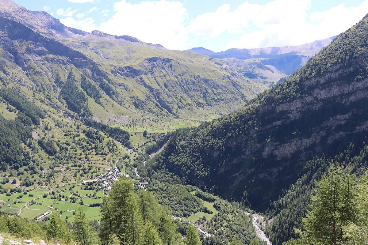 Le village de Prapic au fond de sa vallée, vu depuis les pentes au-dessus