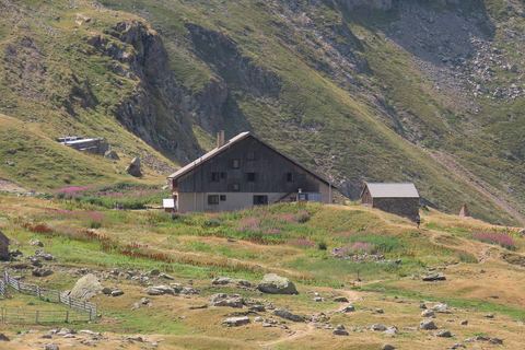 Le refuge de l'Alpe de Villar-d'Arène au milieu de l'alpage