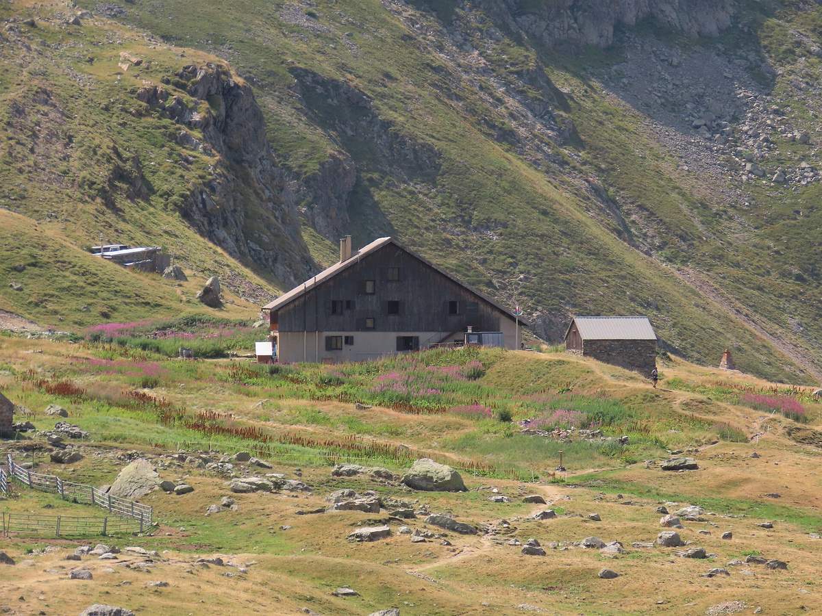 Le refuge de l'Alpe de Villar-d'Arène au milieu de l'alpage