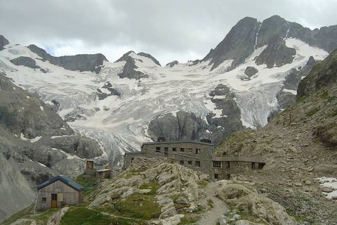 Le refuge de la Pilatte devant le glacier, la pointe de la Pilatte et les Bans