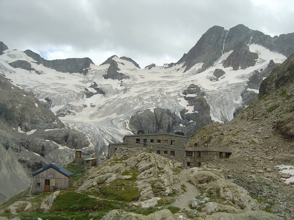 Le refuge de la Pilatte devant le glacier, la pointe de la Pilatte et les Bans