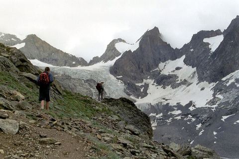 Le refuge de la Selle, sur pilotis, face au glacier de la Selle
