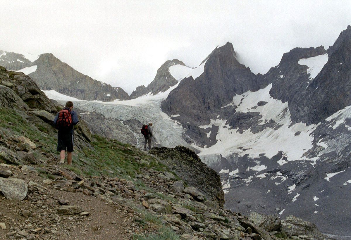 Le refuge de la Selle, sur pilotis, face au glacier de la Selle