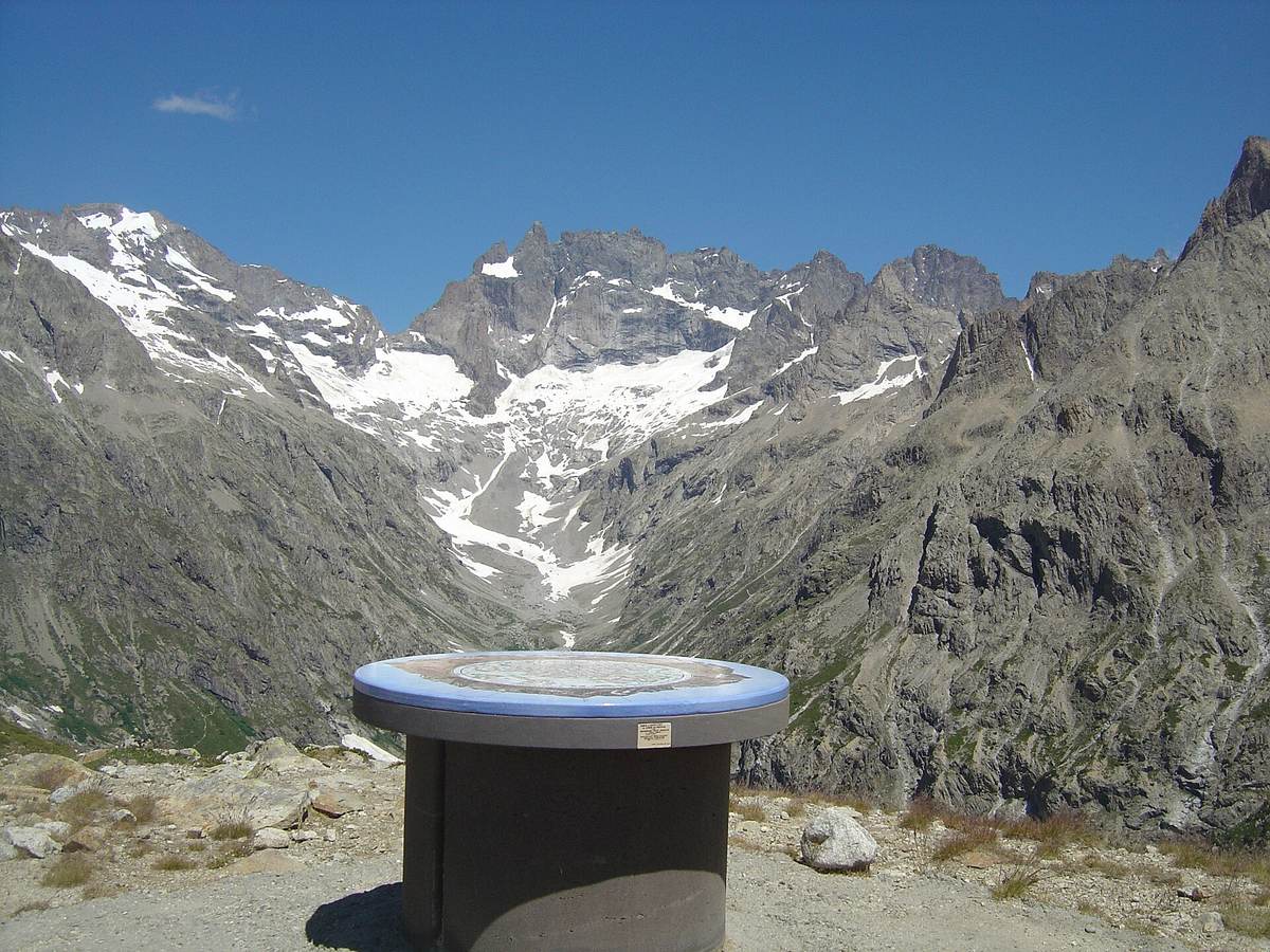 La table d'orientation de la Tête de la Maye face à la Meije