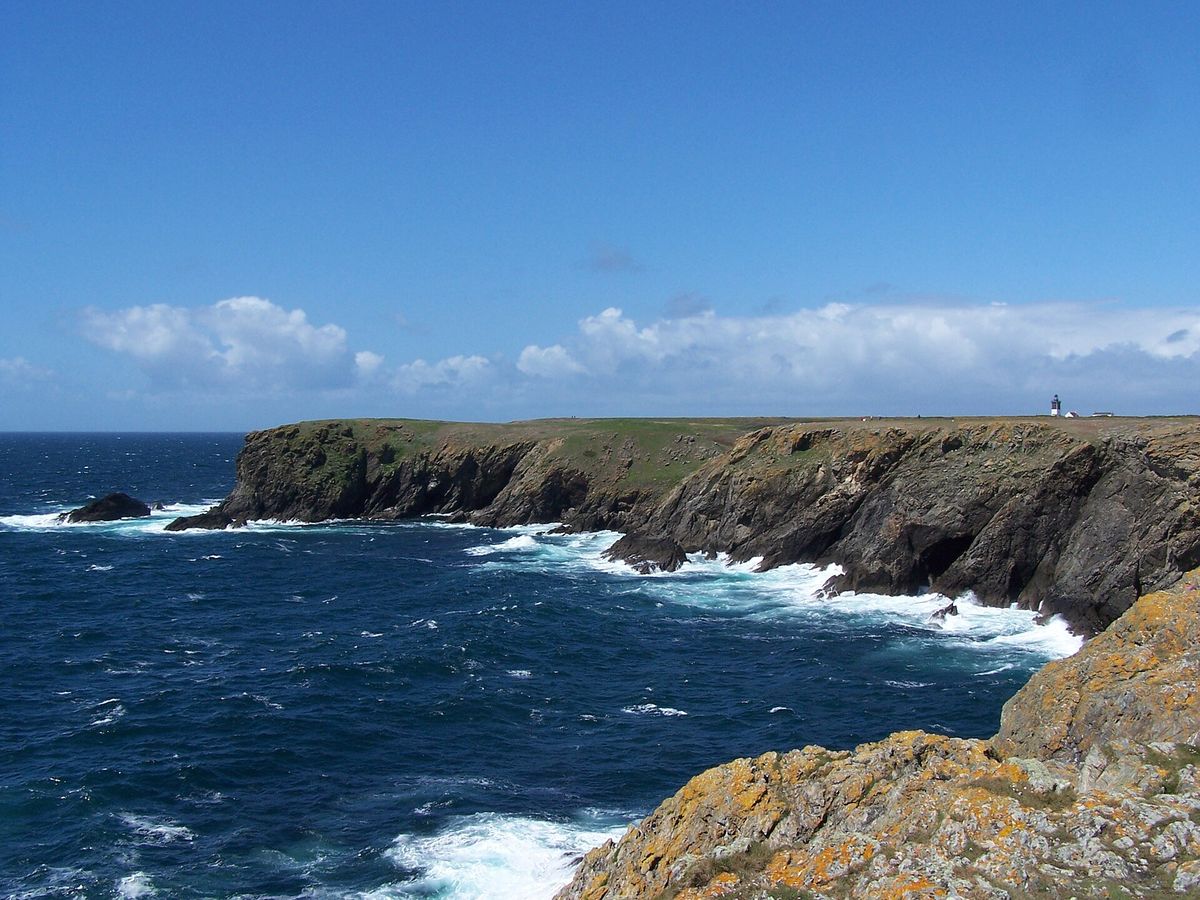 Falaises et vagues de la baie de Vein Hoal sur l'île de Groix