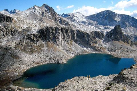 Le lac Nègre, bleu sombre, dans son cirque de granite sous les sommets enneigés