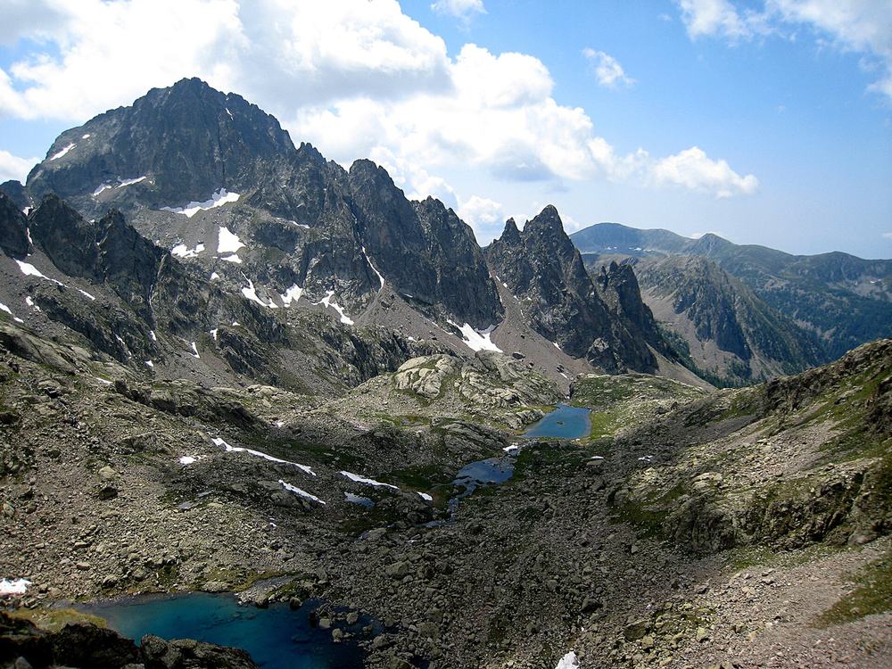 Les lacs de Balaour dans le haut vallon de la Madone de Fenestre, sous les aiguilles