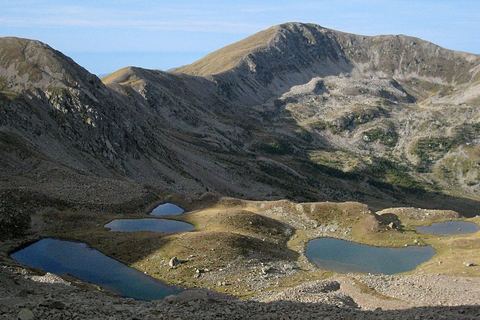 Les cinq lacs de Prals éparpillés sur le plateau, vus d'en haut