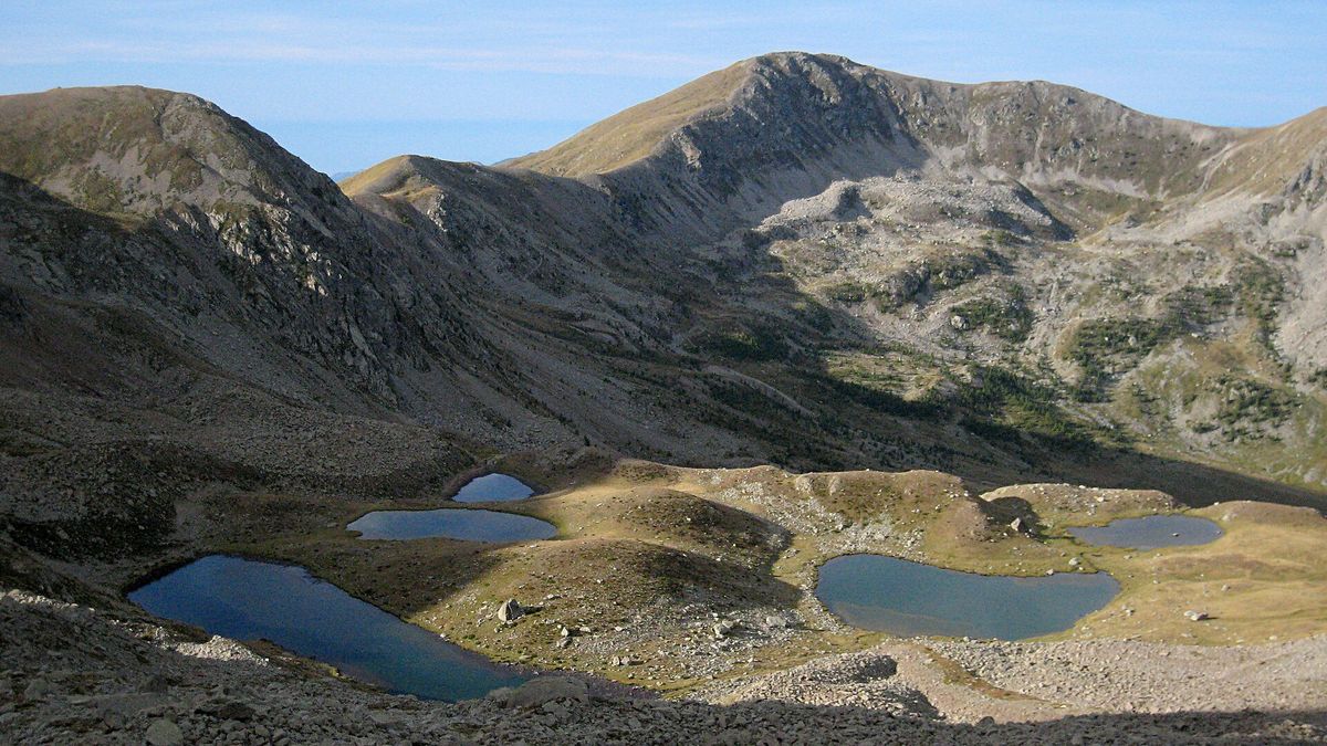 Les cinq lacs de Prals éparpillés sur le plateau, vus d'en haut