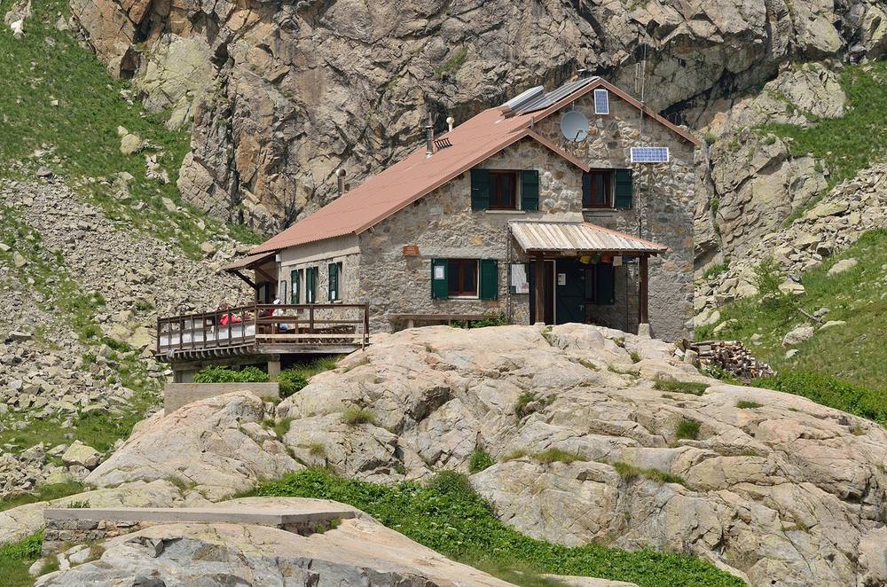 Le refuge de Valmasque, en pierre, posé sur les dalles rocheuses