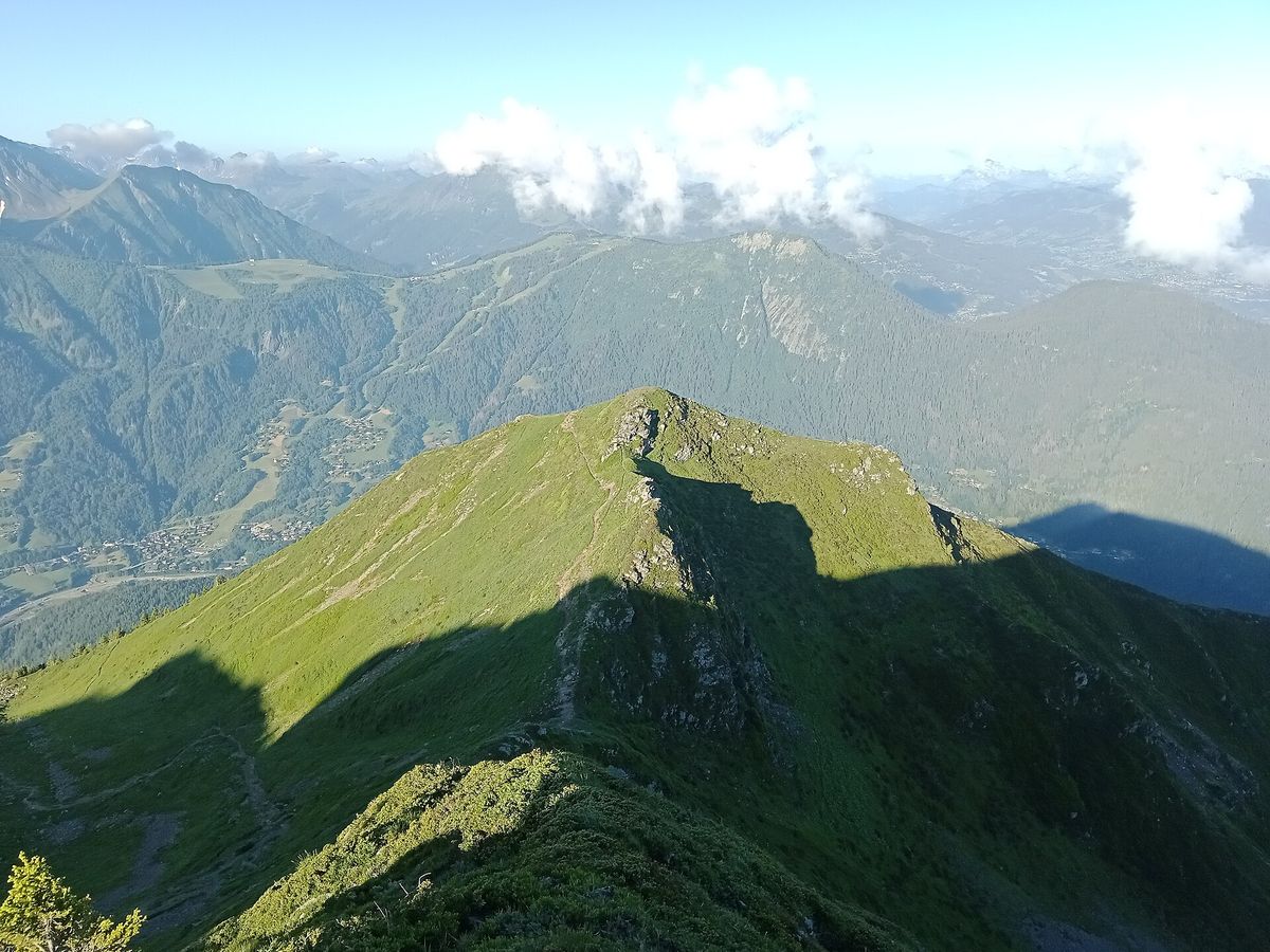 L'arête herbeuse de l'antécime vue depuis le sommet de l'Aiguillette des Houches
