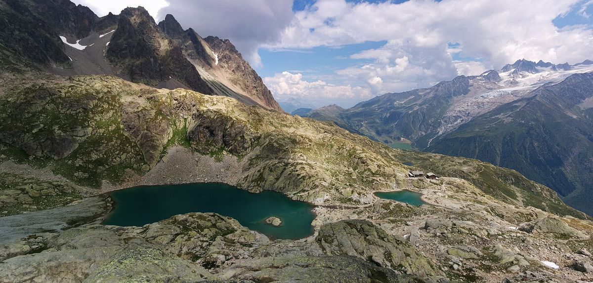 Le Lac Blanc vu d'en haut avec les sommets au fond