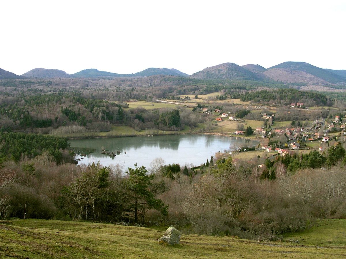 Le lac de la Cassière et les puys au fond vus depuis Nadaillat