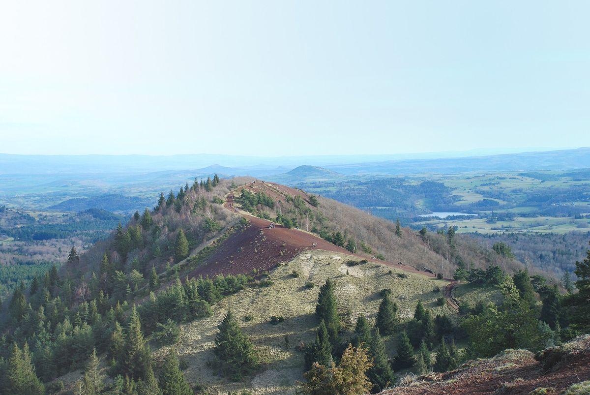 Le puy de la Vache et ses scories rouges vus depuis le puy de Lassolas