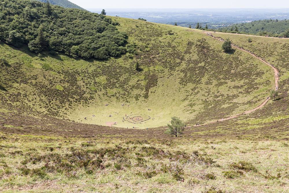 Le cratère du puy Pariou avec le sentier qui en fait le tour