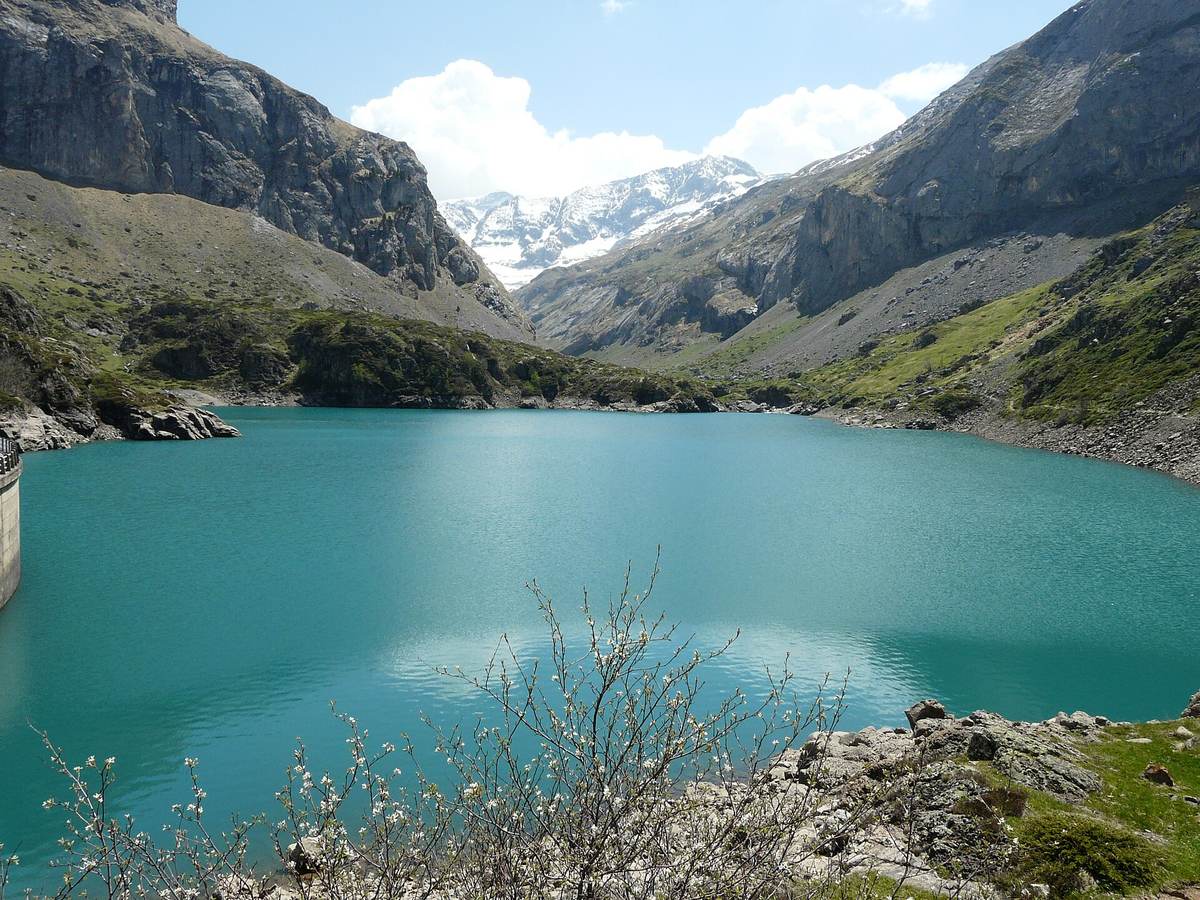 Le lac des Gloriettes à l'entrée du cirque d'Estaubé