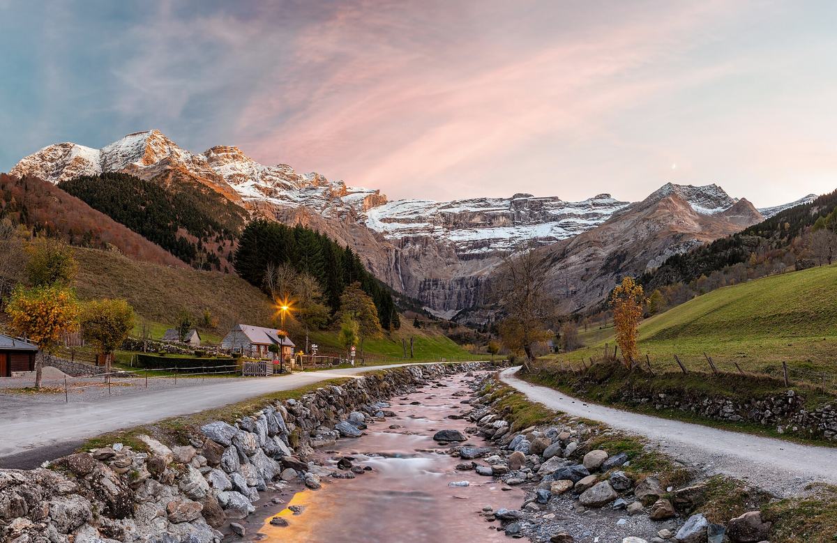 Le cirque de Gavarnie au fond de la vallée, avec le gave et le village au soir