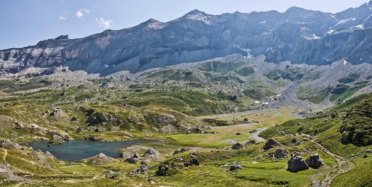 Le cirque de Troumouse, ses pelouses et ses lacs sous la muraille