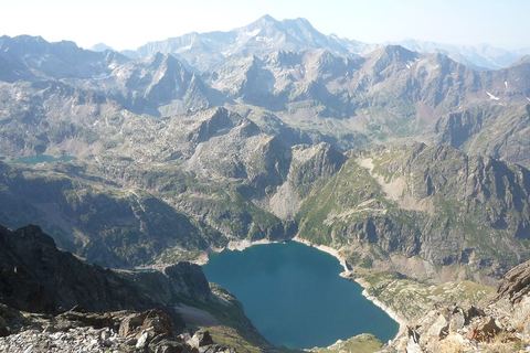 Le lac de Caillauas et son barrage, vus d'en haut