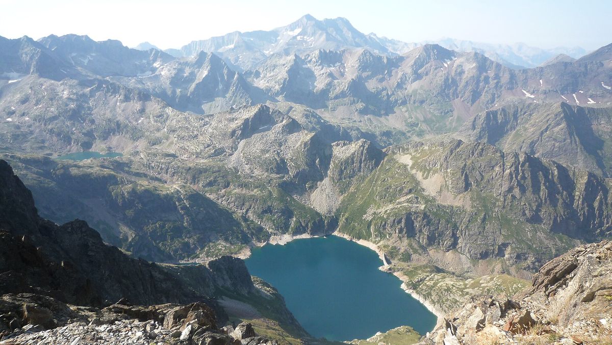 Le lac de Caillauas et son barrage, vus d'en haut